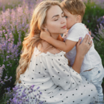 mama i dziecko na polu lawendy
